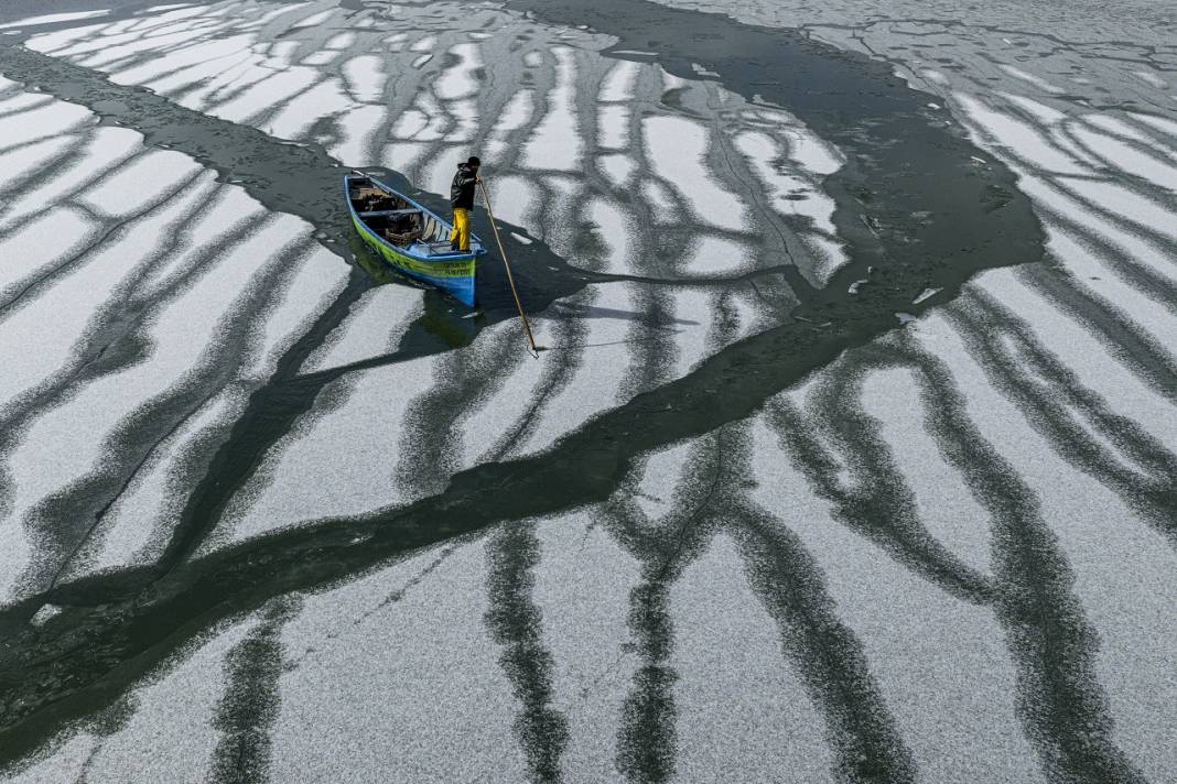 Karı, kışı gelin birde onlara sorun! Konya'da buzu kırıp ekmeklerini çıkartıyorlar 3